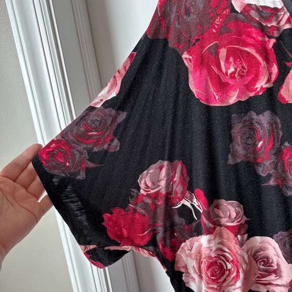 Black top with pink and red flowers - Picture 2 of 5